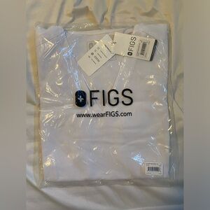 FIGS women’s casma three pocket top